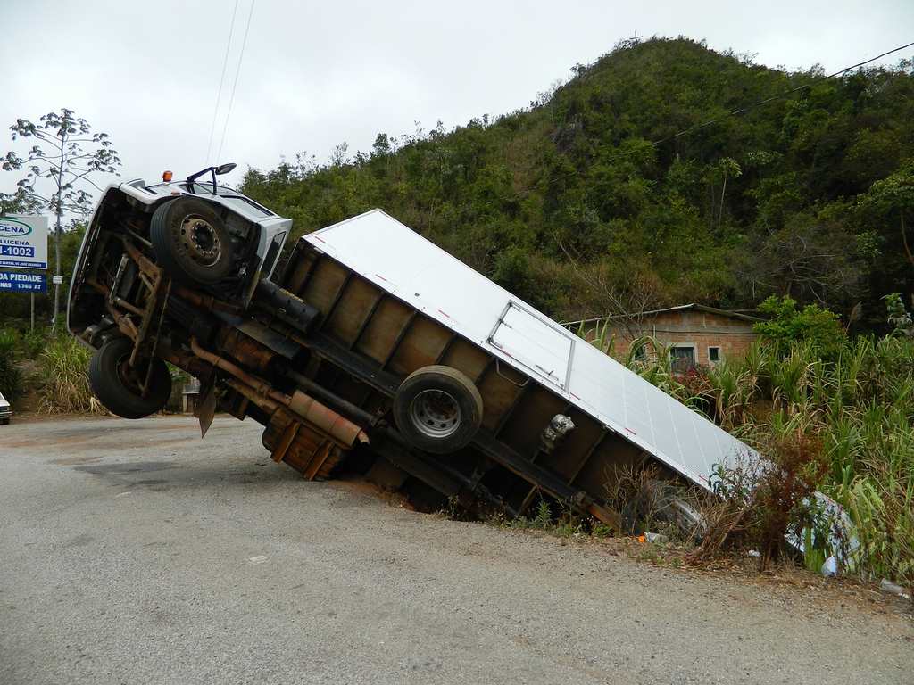 evitar tombamento de caminhão