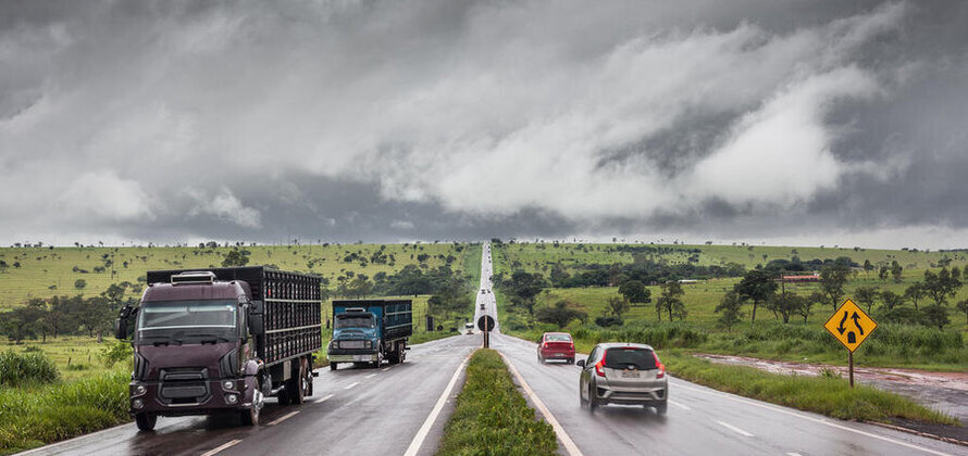 Dirigindo na chuva: 10 dicas e cuidados para se atentar