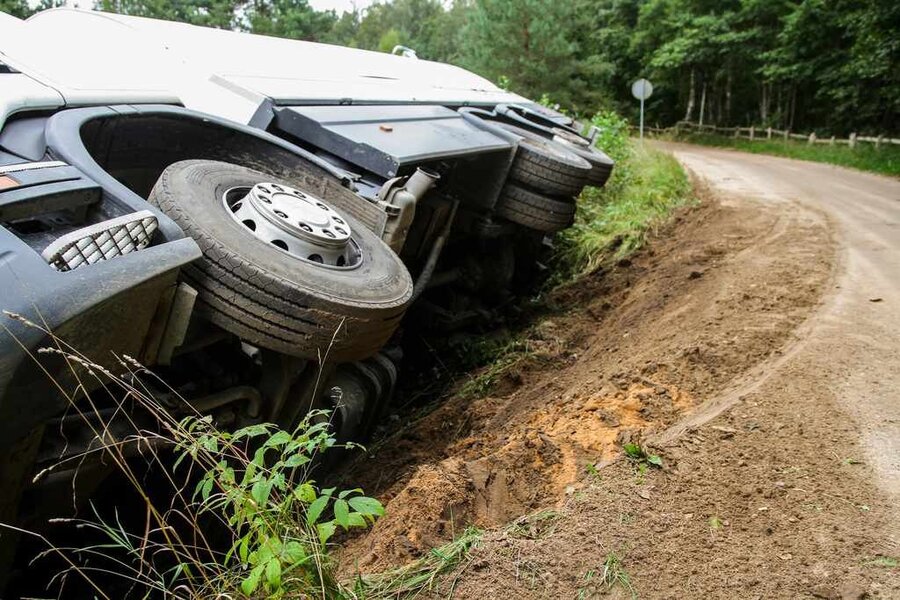 Tombamento de caminhão: Principais causas e cuidados para evitar