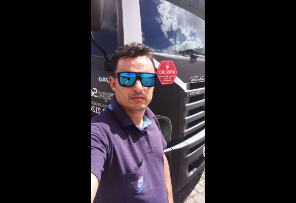 Caminhoneiros enfrentam aglomerações, a falta de comida e não contam com pontos de apoio