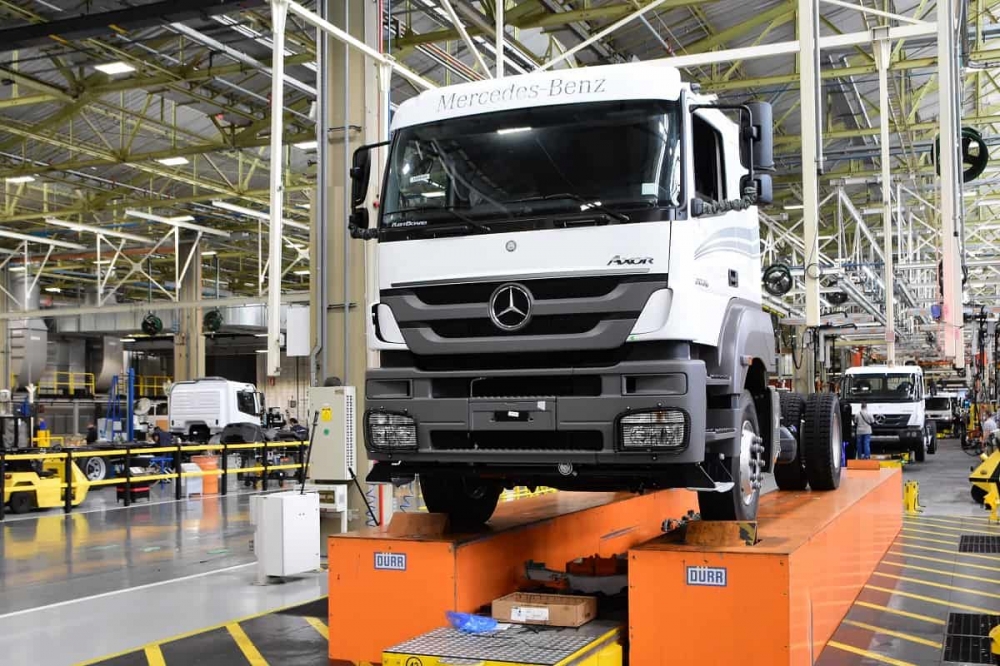 Mercedes-Benz encerra produção do Atron 1635 e apresenta o Axor como seu sucessor