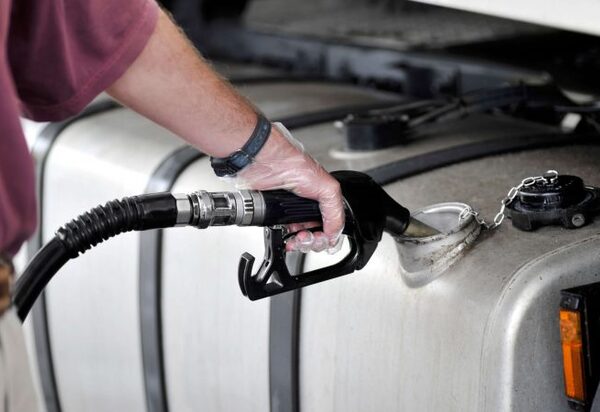 Bolsonaro defende valor fixo para ICMS sobre combustíveis