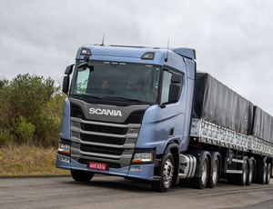 Scania apresenta acelerador inteligente e aposta no caminhão a gás