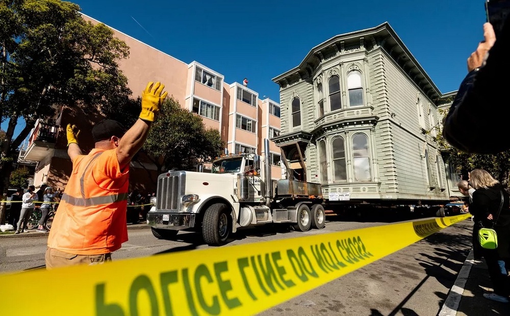 Casa de 139 anos é transportada por caminhão nos EUA