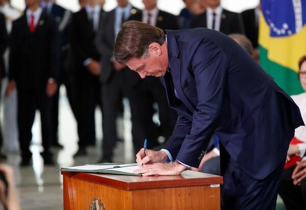 Bolsonaro assina decreto que prevê modernização de rodovias federais