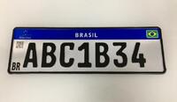 Placas dos veículos podem voltar a ter cidade, estado e lacre