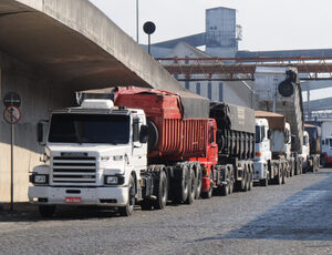 Caminhoneiros podem ter rodovia exclusiva ao Porto de Santos