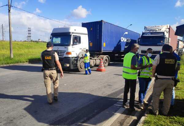 Operação conjunta controla chegada de caminhões sem agendamento