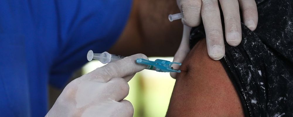 Em Salvador, BA, começa a vacinação de caminhoneiros 