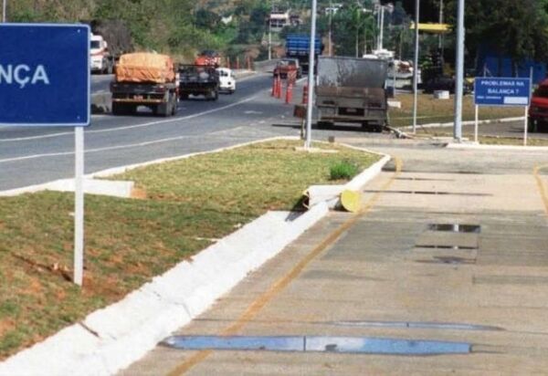 Truques para fugir da pesagem de caminhões geram multas e acidentes