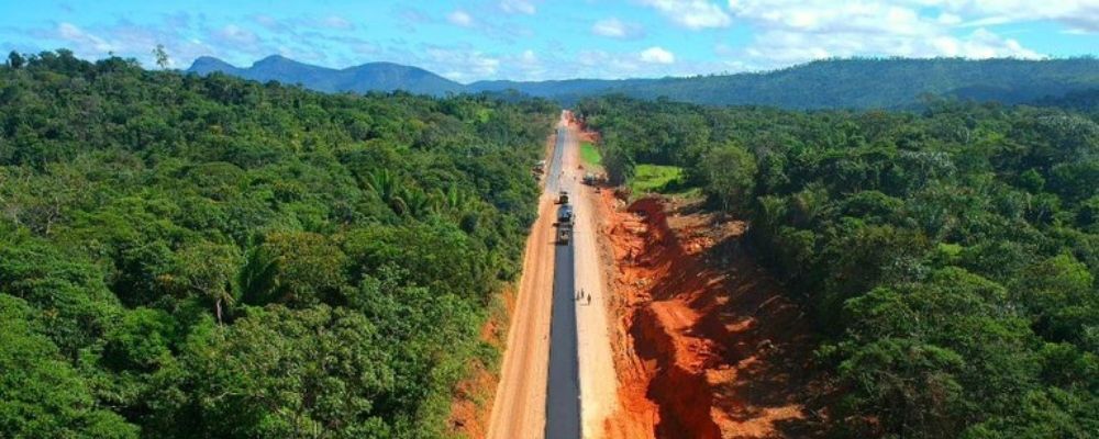 Avançam obras de construção na BR-174 em Roraima