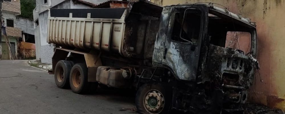 Caminhão é incendiado na Bahia