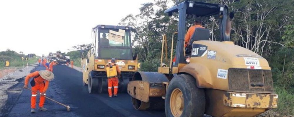 Obras de manutenção rodoviária ao longo da BR-364/AC