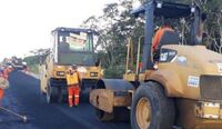 Obras de manutenção rodoviária ao longo da BR-364/AC