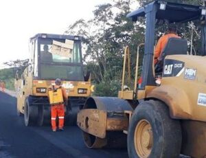 Obras de manutenção rodoviária ao longo da BR-364/AC