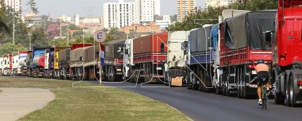 Transportadoras e motoristas brasileiros têm prejuízo diário com a greve no Paraguai