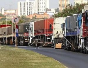 Transportadoras e motoristas brasileiros têm prejuízo diário com a greve no Paraguai