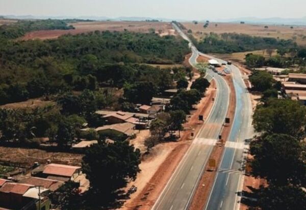Trecho restaurado da BR-414, importante rodovia para mineração e agropecuária de Goiás