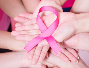 ONG realiza doações de perucas para mulheres com câncer de mama