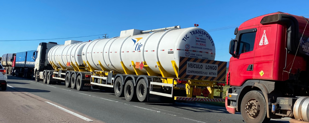 Caminhoneiros paralisam bases de carregamento de combustíveis no RJ 