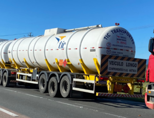Caminhoneiros paralisam bases de carregamento de combustíveis no RJ 