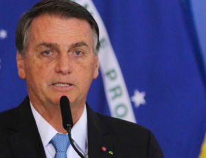 Bolsonaro anuncia “auxílio diesel” de R$ 400 para caminhoneiros