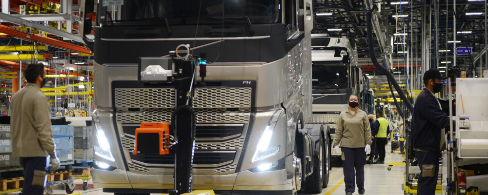 Volvo inicia produção em série dos novos caminhões no Brasil