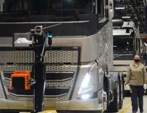 Volvo inicia produção em série dos novos caminhões no Brasil