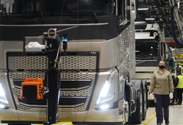 Volvo inicia produção em série dos novos caminhões no Brasil
