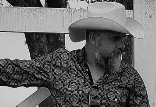 Cantor e caminhoneiro, Donizeti Camargo lança nova música