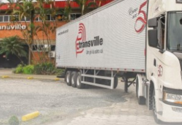 Transville tem vagas para motoristas com CNH D e E em Joinville e Itajaí