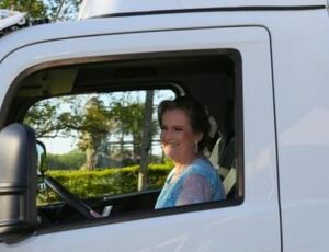 Noiva viraliza ao entrar no altar a bordo de um caminhão Volkswagen