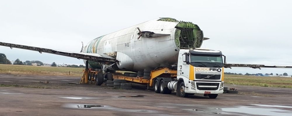 Caminhão transportando avião? Entenda como é realizado o transporte de cargas indivisíveis