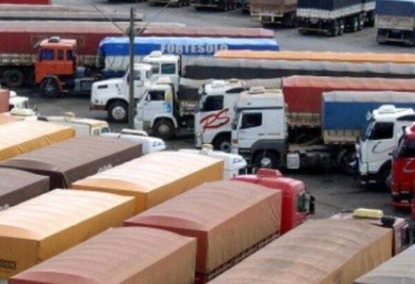 “Operação Padrão” causa fila de caminhões em Foz do Iguaçu