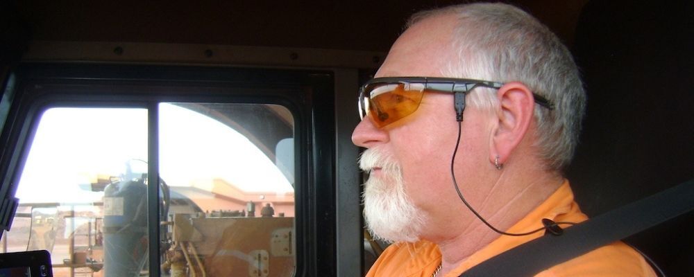 Óculos que detecta nível de sono promete salvar vidas de caminhoneiros