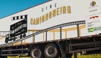 Projeto cultural leva cinema até paradas de descanso de caminhoneiros