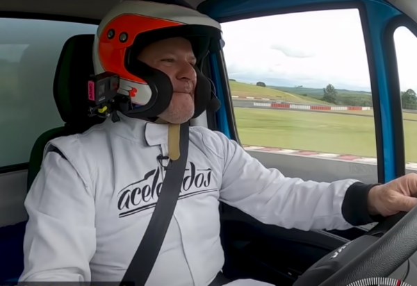 Rubens Barrichello testa e acelera novo Iveco Daily em Volta Rápida