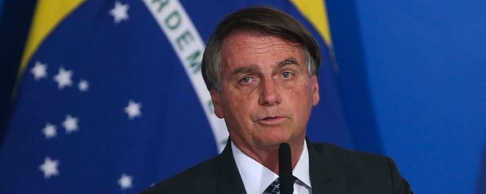 Bolsonaro escuta pedido de caminhoneiros sobre cobrança de postos para pernoite