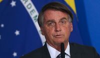 Bolsonaro escuta pedido de caminhoneiros sobre cobrança de postos para pernoite