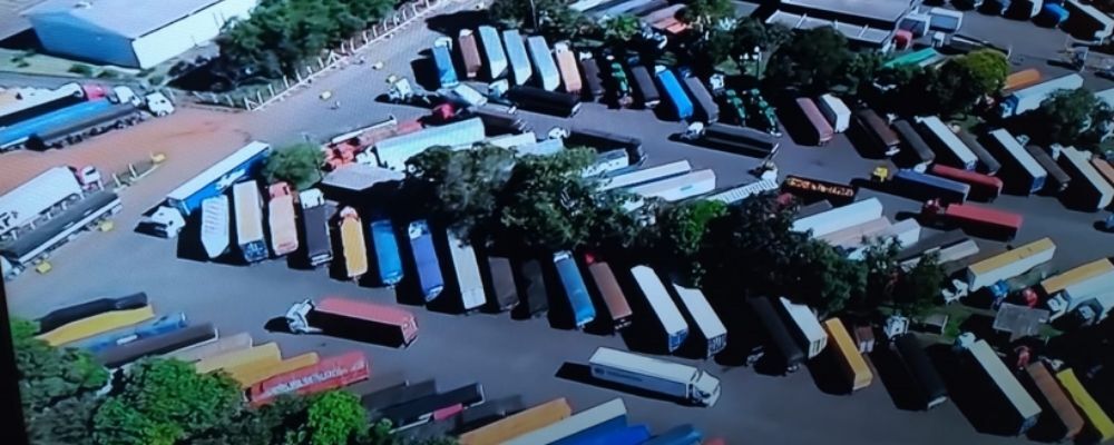 Mais de três mil caminhoneiros esperam liberação de carga na fronteira do Brasil com o Paraguai