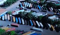 Mais de três mil caminhoneiros esperam liberação de carga na fronteira do Brasil com o Paraguai