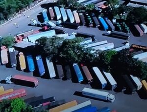 Mais de três mil caminhoneiros esperam liberação de carga na fronteira do Brasil com o Paraguai