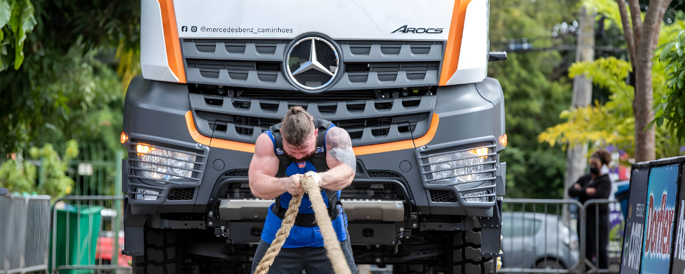 Força Bruta: Mercedes-Benz Arocs é puxado pelos homens mais fortes do mundo