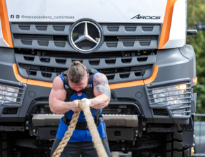 Força Bruta: Mercedes-Benz Arocs é puxado pelos homens mais fortes do mundo
