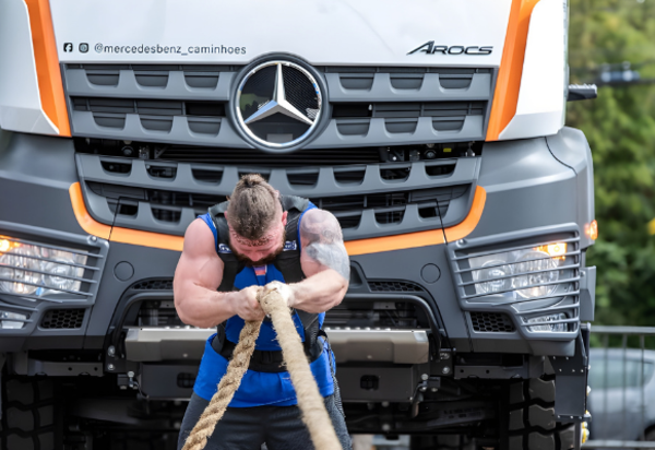 Força Bruta: Mercedes-Benz Arocs é puxado pelos homens mais fortes do mundo