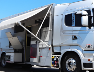 Conheça o luxuoso Scania R 400 Dragon Home