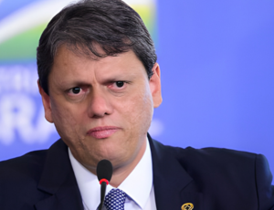 Tarcísio promete rever normas de trânsito que prejudicam caminhoneiros 