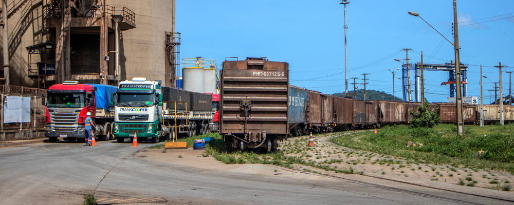 Transporte de cargas por caminhões cai e por trens aumenta nos portos paranaenses