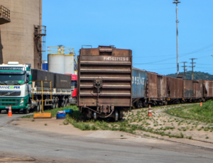 Transporte de cargas por caminhões cai e por trens aumenta nos portos paranaenses