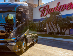 Caminhões BYD 100% elétricos distribuem na Califórnia a 1ª cerveja da Anheuser-Busch
